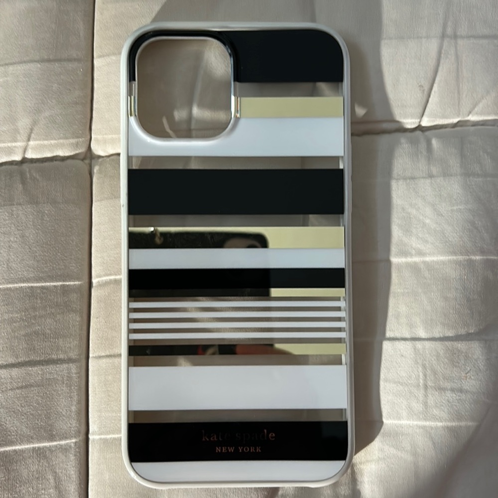 Kate Spade New York iPhone case. Not sure what size iphone it fits.